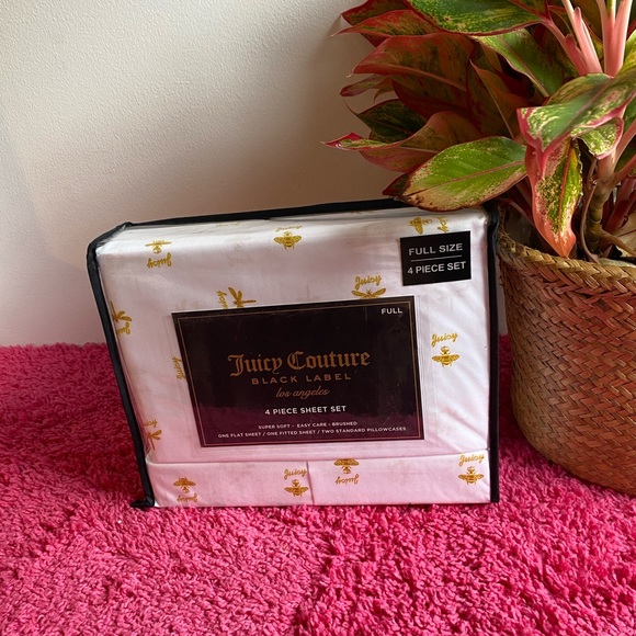 Juicy Couture Other - Juicy Couture Queen Bee full size sheet